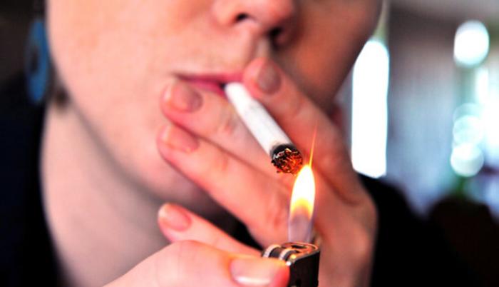 La toxicidad del cigarrillo le suma arrugas a tu rostro.
