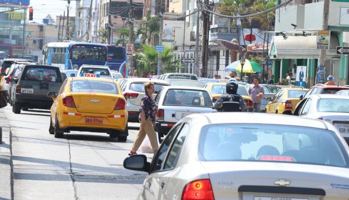Ambiente. Cerca de las 10:00, la zona comercial de La Garzota se activa. Con ello, también la cantidad de tráfico vehicular prolifera y dificulta la movilidad peatonal.