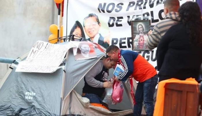 Mark Vito, esposo de Fujimori, se instaló en la puerta de en la puerta de la prisión en la que está recluida la excandidata presidencial.