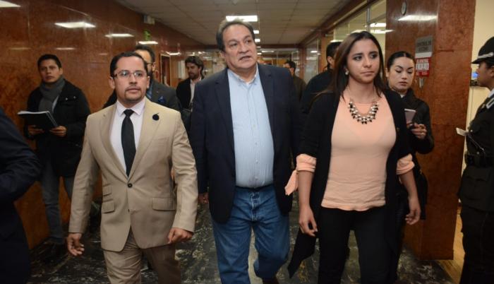 Los Asambleístas de Revolución Ciudadana Mira Villalba, Hermuy Calle y Esteban Melón presentan en gestión documental una propuesta de informe a la ley de crecimiento económico.