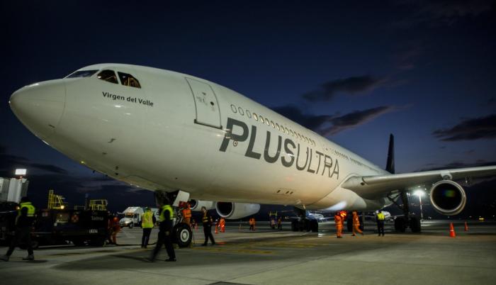 Plus Ultra Líneas Aéreas operará con una aeronave Airbus 340-300 con capacidad para 303 pasajeros.