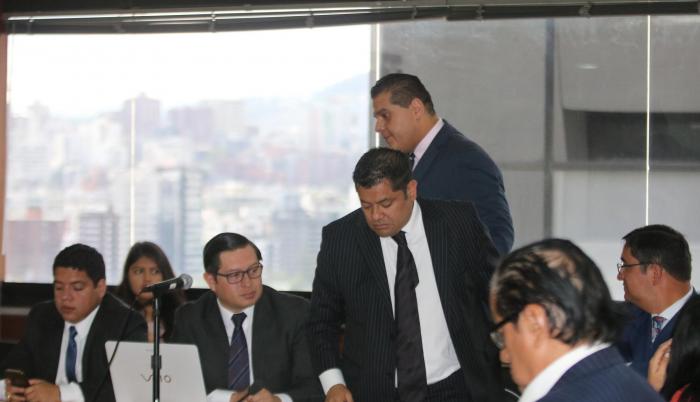 Diligencia. Carlos Alvear, Fausto Jarrín y Harrison Salcedo, abogados de Correa y Glas, durante la audiencia.