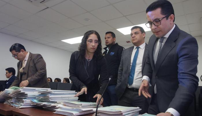 Diligencia. El fiscal Fabián Salazar (i) durante la audiencia preparatoria de juicio en el caso Froilán Jiménez.