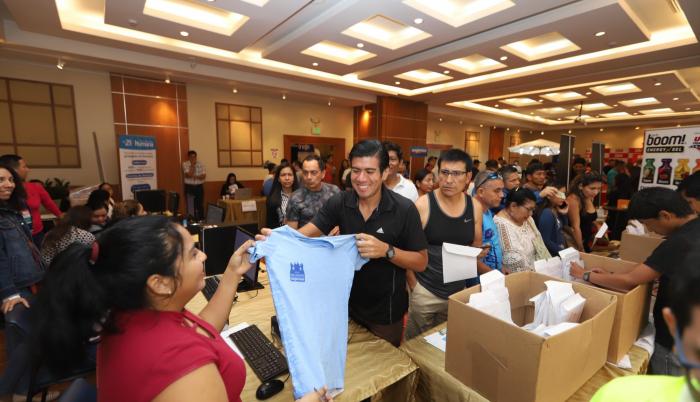 La asistencia fue masiva para la entrega del kit de competencia.