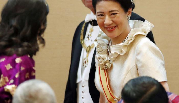 La emperatriz Masako en la cena de celebración. Junto a ella, el rey Carlos Gustavo de Suecia