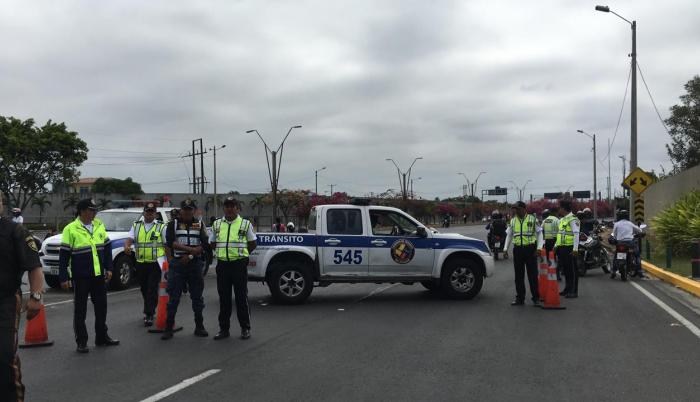Agentes de la ATM bloquean el puente frente al ECU911 en Samborondón.