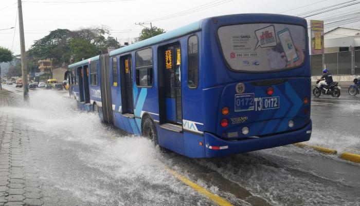 Kilómetro 6,5 de la vía a Daule. Por la cantidad de agua que hubo en la calle, la mayoría de conductores optó por bajar la velocidad al desplazarse.