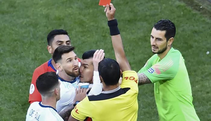 Lo hizo con un documento que tenía adjunta una disculpa de Lionel Messi por sus declaraciones luego del partido con Chile por el tercer puesto de la Copa América de Brasil.