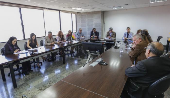 Reunión entre representantes de maestros jubilados y el ministro de Educación.