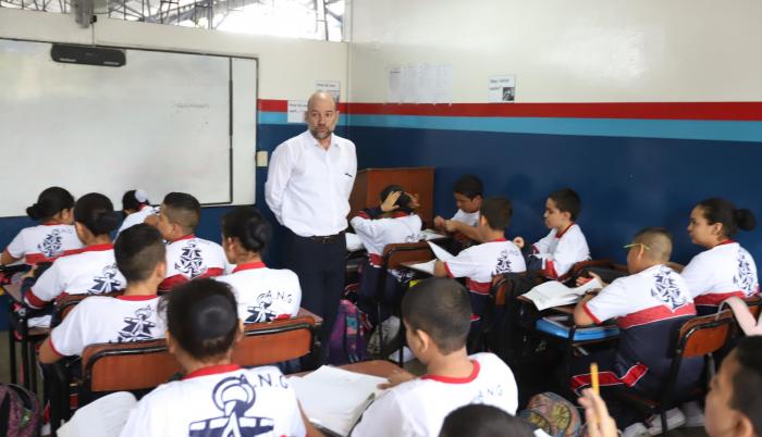 Trabajo. En los planteles se están cumpliendo los lineamientos para recuperar los días de clases perdidas.
