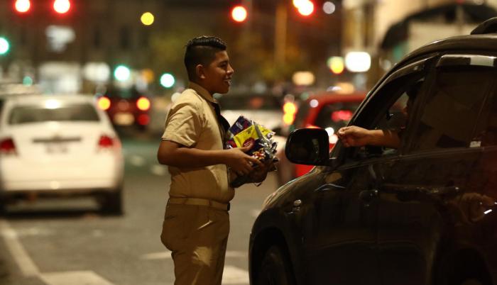 El joven utilizaba el uniforme para vender en los semáforos.