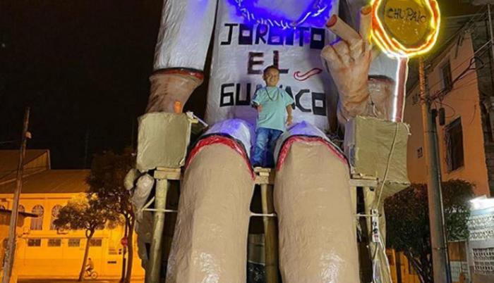 Jorgito visitó el monigote más grande que se creó en su honor.