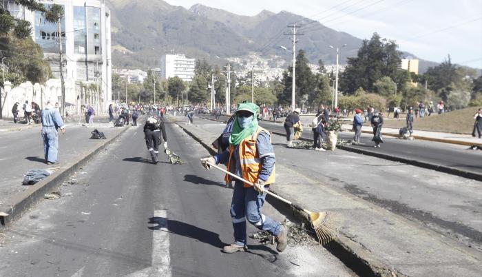 En Quito arrancaron este lunes los trabajos de limpieza. En la imagen, los alrededores del parque El Árbolito tras la protestas.
