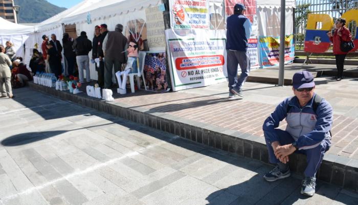 Exdocentes han permanecido durante ocho días en los exteriores de la Asamblea Nacional. Protagonizan una huelga de hambre con el objetivo de que se les pague pensiones jubilares.