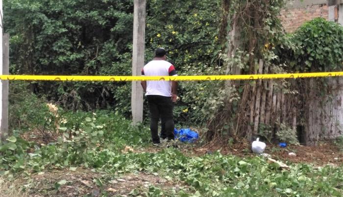 La mujer fue encontrada semidesnuda y cubierta con ramas y hojas.