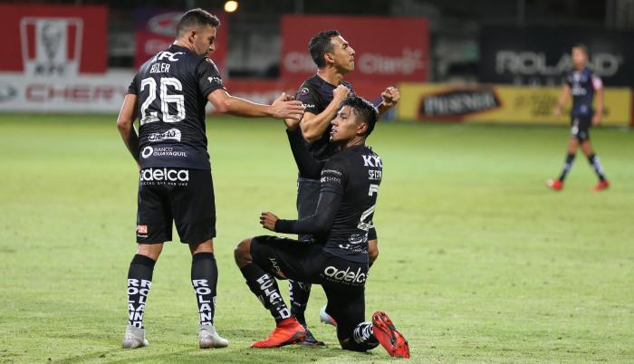 Los jugadores de Independiente en la celebración del segundo tanto.