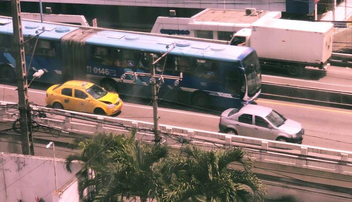 Producto de la colisión, el capot del taxi que iba detrás del vehículo quedó abollado.