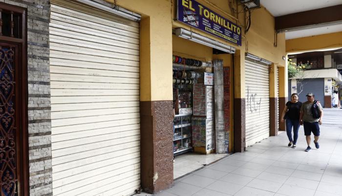 Negocios cerraron por protestas y saqueos.