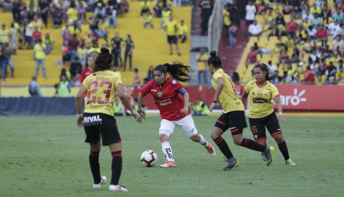 Dominio. Madelin Riera (c), la capitana y goleadora del Deportivo Cuenca, fue un auténtico dolor de cabeza para la defensa de Barcelona, en la semifinal de la Superliga Femenina.
