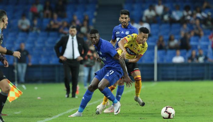 El lateral azul, Ronaldo Johnson (i), salió expulsado al término del primer tiempo.