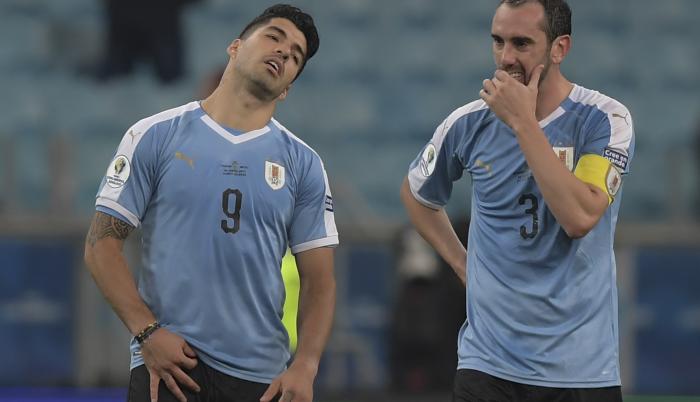 Suárez (i), quien marcó el primero para Uruguay, mostró su impotencia por el resultado.