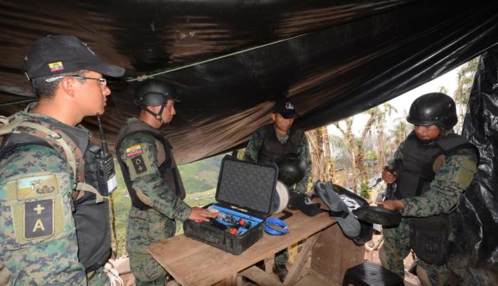 Militares realizan operativos de control en la zona de Mina Vieja, Buenos Aires.