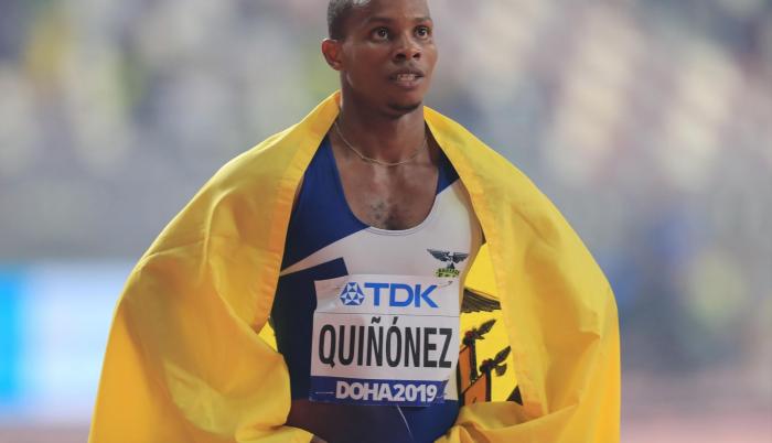 Quiñónez (d) logró un tiempo de 19 segundos con 98 centésimas.