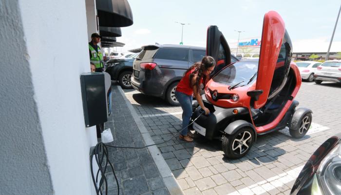 Electrolinera. Así como si fuese una gasolinera, una joven se acerca a llenar su tanque de energía en una plaza de La Puntilla, Samborondón.