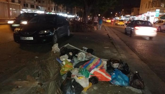 Acumulación de basura en a vía principal.
