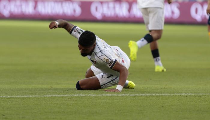 Lamento. El delantero Rodrigo Aguirre se lamenta después de fallar una de las pocas llegadas albas. Minutos después se fue lesionado.