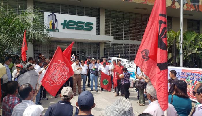 A la Caja del Seguro, en el centro de Guayaquil, llegaron manifestantes para exponer su rechazo a las reformas tributarias del Gobierno.