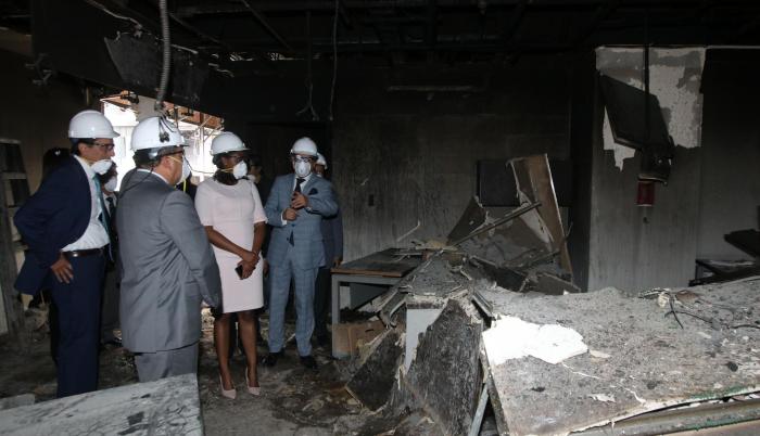 Instalaciones. El contralor Celi, la fiscal Salazar y otras autoridades, durante una visita al edificio incendiado.