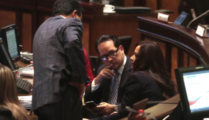 Acuerdos. Eliseo Azuero (ID), Henry Cucalón (PSC) y Marcela Aguiñaga (RC): las vicisitudes del Comité de Ética los reunió ayer en el Pleno.