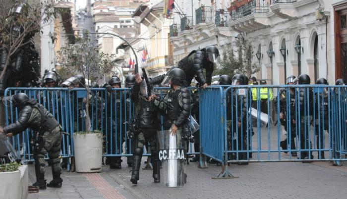Un fuerte cordón de seguridad rodea el recinto presidencial, la tarde de este lunes.