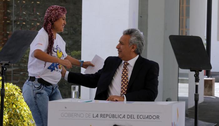 Acto. El presidente Moreno saluda con Lourdes Álvarez, quien padece de cáncer, durante el evento de ayer.