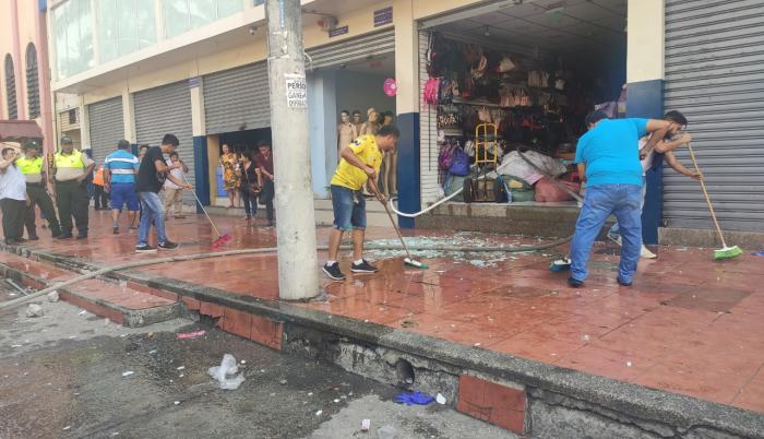 La emergencia ocurrió en una bodega ubicada en las calles Luzarraga y Chile, en el centro de Guayaquil.
