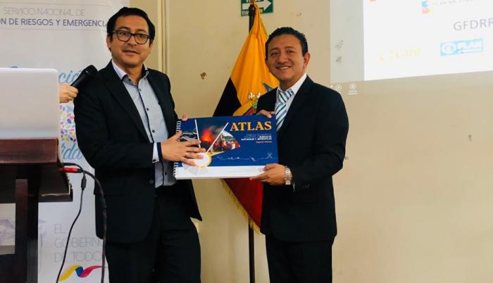 El subdirector del Sngre Leonardo Espinoza entregó documentos al alcalde anfitrión.