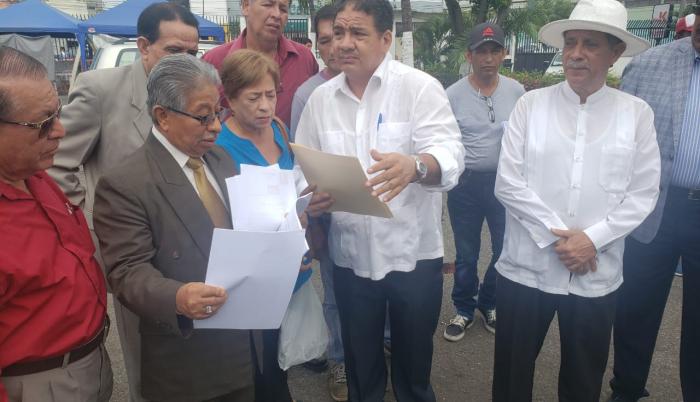 Alonso López llegó a la Delegación Electoral Provincial a entregar una copia de la sentencia a la Junta Electoral del Guayas para que procese a la entrega de la credencial al candidato Alfaro.