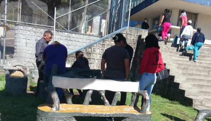 Los familiares y amigos de Álvarez se reunieron en la morgue de Quito.
