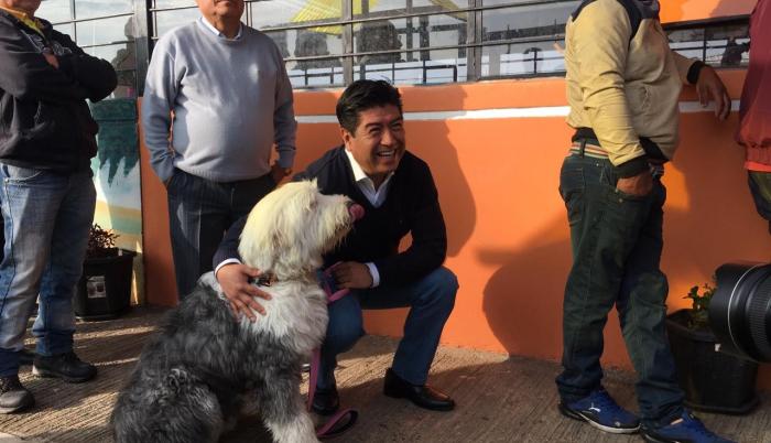 El candidato Jorge Yunda llegó con su mascota Zeus.