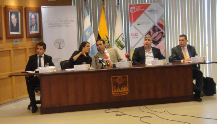 La presidenta de la Cámara de Industrias de Guayaquil, Caterine Costa junto al ministro de Producción, Pablo Campana y otras autoridades hicieron el lanzamiento de la Expo Industrias 2019.