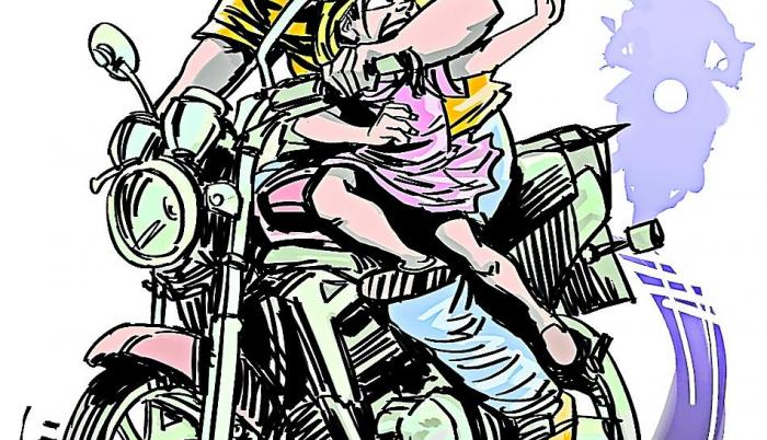 Cuatro pillos que se movilizaban en dos motos amedrentaron a clientes y dependientes de un local con armas de fuego. Fueron minutos de pánico.