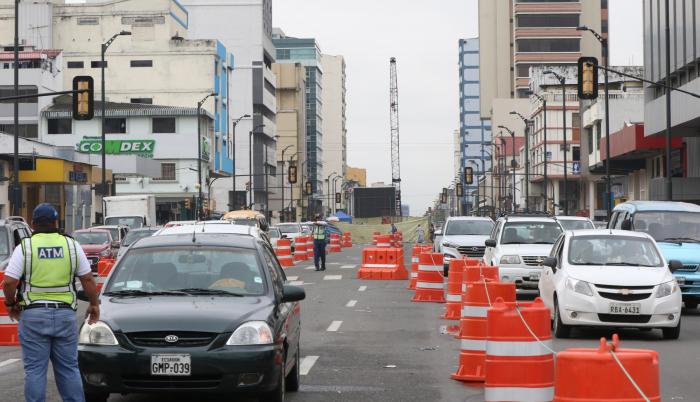 De uno a tres carriles permanecen cerrados en la avenida Quito. Los semáforos se mantienen intermitentes, dejando el control del tránsito a los uniformados.