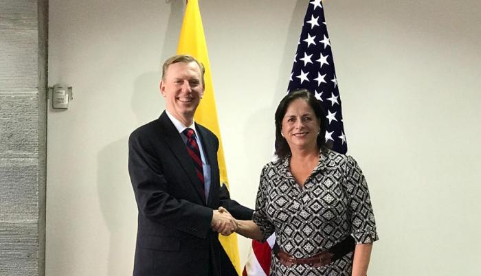 El embajador de Estados Unidos, Michael J. Fitzpatric y la ministra de Educación, Monserrat Creamer, firmaron una carta de cooperación para fomentar la educación en el idioma inglés.