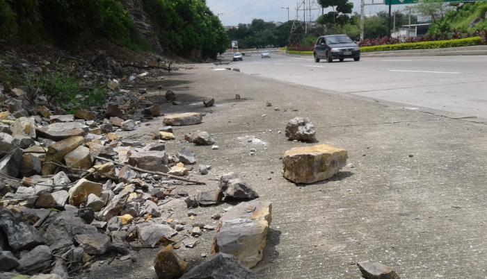 Este jueves rocas cayeron sobre la calzada y vereda de la entrada al túnel San Eduardo, noroeste de Guayaquil.
