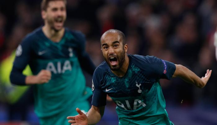 Lucas Moura celebra después de la anotación de un gol durante el partido de semifinales de la UEFA Champions League.