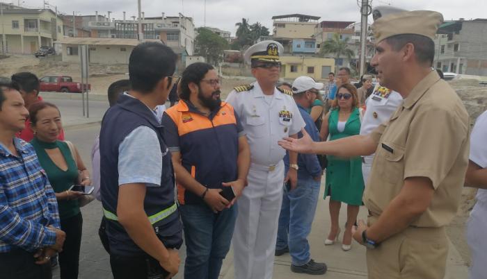 Miembros del SNGRE y de la Armada de Ecuador trabajan juntos en la organización del simulacro.