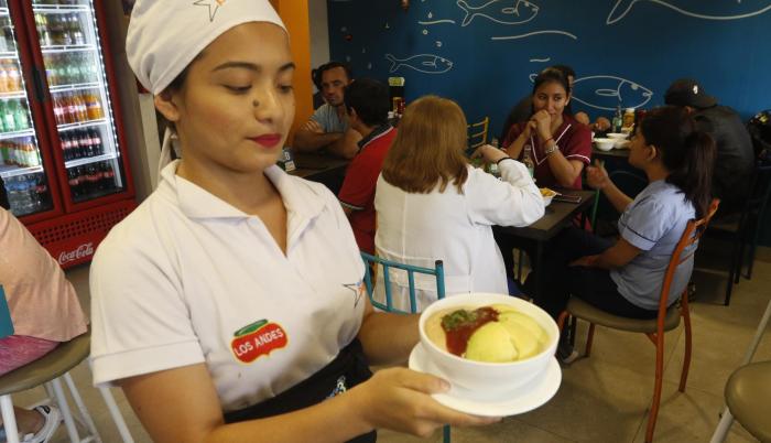 En este restaurante sirven el ceviche de forma especial: con maní y aguacate.