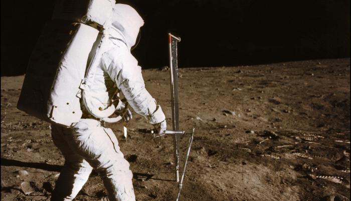 Esta foto tomada por el astronauta Neil Armstrong muestra al astronauta Edwin Aldrin realizando un experimento en la superficie de la luna, durante la misión espacial Apolo 11.