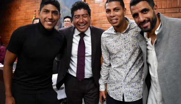El alcalde de Quito, Jorge Yunda, recibió a los jugadores y se tomó fotografías con el ansiado trofeo.